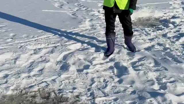 抖塔河小哥起捕鱼桶收获满满