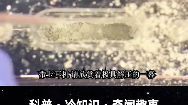 国外小伙意外捡到手机，结果发现卡槽内填满了杂物毛发！