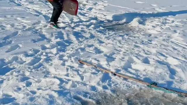 抖塔河小哥起捕鱼桶收获满满