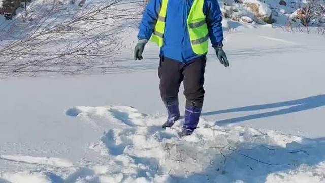 抖塔河老哥起捕鱼桶收获满满