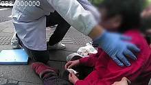 老人突然摔倒，意识模糊，陌生路人全程陪护
