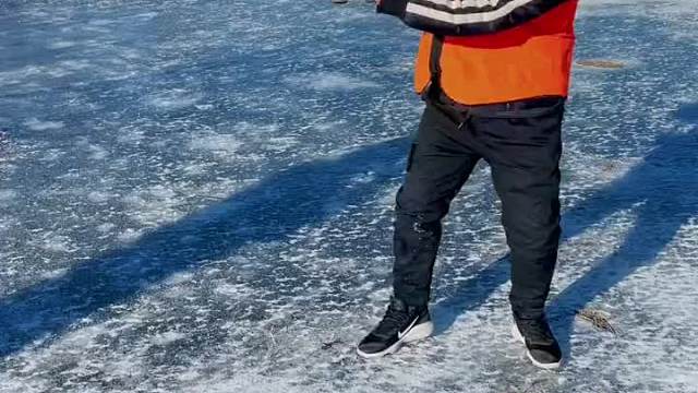 抖塔河小哥砸冰抓老头鱼收获满满