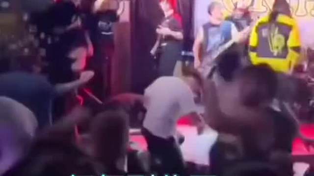 台下有个盖伦！已经转起来了！#搞笑#搞笑视频#搞笑配音