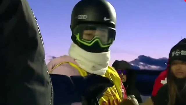 当她空中旋转的那一瞬间，我惊掉了下巴，蔡雪桐成功夺得单板滑雪