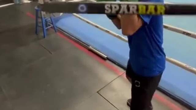 真的好怕他被杆子打到啊！