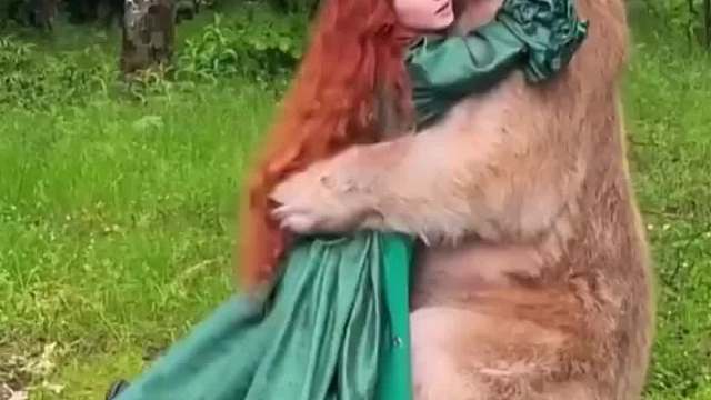 这样的婚纱照好有意义啊，熊熊怎么那么乖啊！