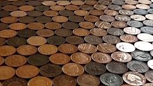 最另类省钱的方式，为省钱用7万硬币铺地板