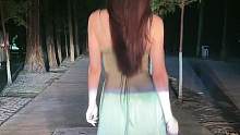 要怎样才能走出这样潇洒的步伐#走路带风 #背影 #夏天的味道