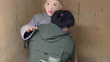 串通朋友扮成假人，在电梯里整蛊女友#整蛊 #情侣 