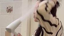 吹风机里放面粉整蛊闺蜜，是种什么体验！！！