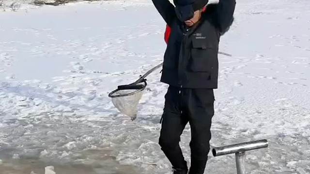 抖塔河冰窟窿抓鱼