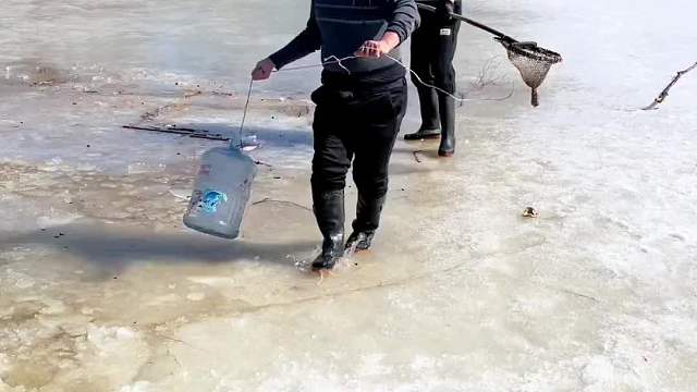 抖塔河哥俩合作冰窟窿搅鱼真过瘾