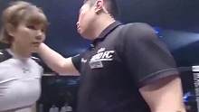 单手砸拳不把对手放眼里，美貌与实力并存，如此嚣张谁能来降服她 #mma综合格斗 #ko #综合格斗