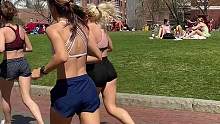 拍摄于今天中午的大学校园。希望所有的女孩都可以穿衣自由，穿短裤吊带自由，比基尼自由，晒太阳自由，躺草