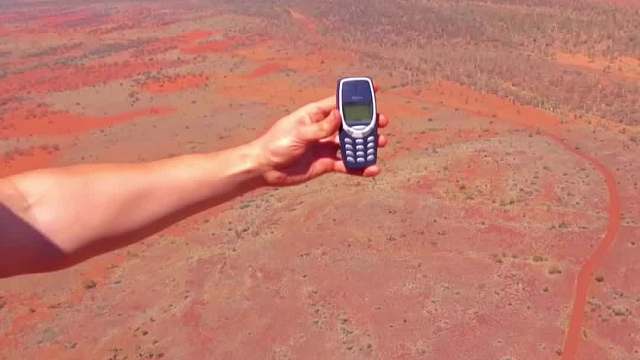 世界上最强手机抗摔测试，直升机上丢下诺基亚