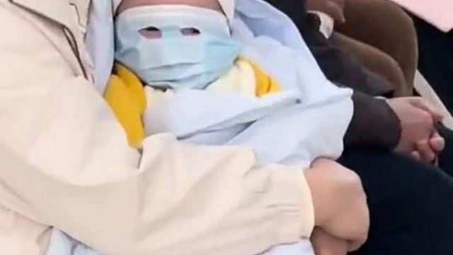 人类幼崽搞笑造型大盘点，给宝宝戴口罩妈妈一看就是认真滴