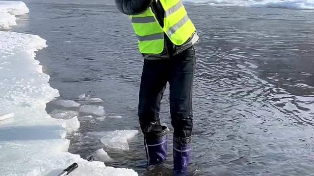 抖塔河呼玛河砸冰边抓鱼