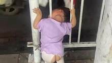 5月22日云南，萌娃头卡在栏杆里，网友: 大号废了 趁年轻再生个小号吧。来源：@杜仙姑。