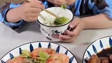 妈妈给孩子碗里夹虾，本以为是慈母没想到是孝子