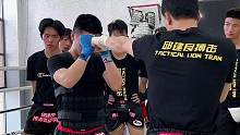 自由搏击的前手拳在碰到阻碍打不进对手的防守之时，可以借鉴传统拳里面的立拳概念！拳是死的，人是活的，从