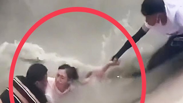 女子差点大水冲走，危急时刻，众人齐心协力营救！