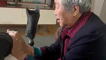 当#奶奶 看到自己一手带大的孙子的假肢，她一定很心疼！#隔辈亲