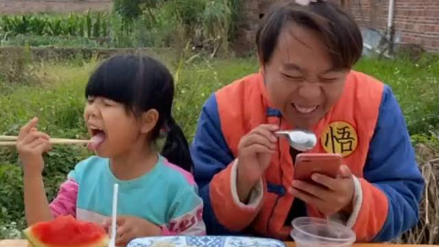 哎哟人小调皮可爱