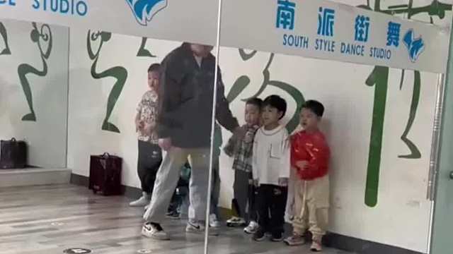 妈妈晒花一万块钱给儿子学街舞，看完后调侃像老嫂子逛街