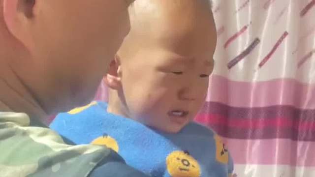 萌娃睡前一直哭闹，唯有背诗能暂停哭声