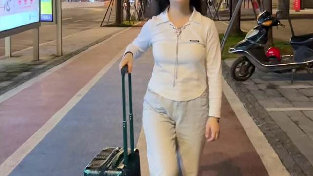 因为她出差的事我们夫妻冷战了，谁也不理谁，但总得有个先低头吧