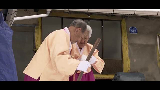 这才是真正的婚姻，老两口结婚76年，老头去世后眼泪收不住了