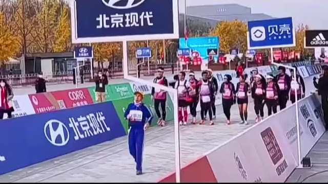 86岁老爷爷参加马拉松，用行动鼓舞感动很多人传递正能量