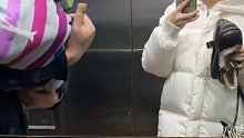 夫妻在电梯里面吃东西就像僵尸