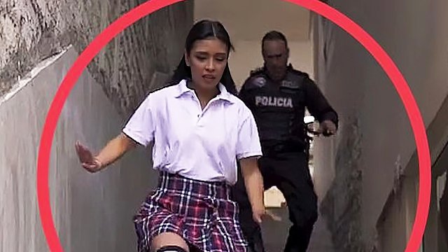 女孩被男子纠缠骚扰，故意引起警察注意，机智配合成功自救！