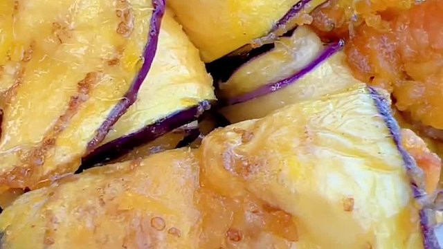 这个女人不会做饭，但她肯去学着做 