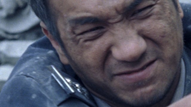 通缉犯换上警服逃跑，却遇上大地震，意外成了救灾英雄，国产片