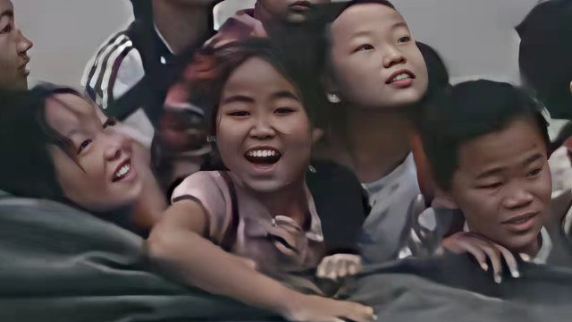 为了和父母见上一面，10个留守孩子竟自行凑钱租车，催泪国产电