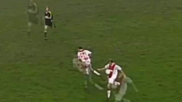 球员们把足球玩成杂技，快来看看这些精彩瞬间