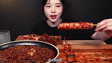 【Boki 字幕版】芝士鸡蛋炸酱拉面与香辣鸡肉串、香肠、培根卷金针菇吃播