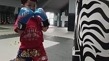 孩子的成长过程中少不了运动的加持，训练搏击是能让孩子越来越自信。越来越勇敢#日常训练 #肥城搏击#肥