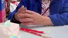 整蛊打火机，正常摁电人，反向摁着火