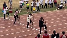 高校运动会高脚竞赛，女生还没开始就结束了