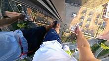 外国人拿生命开玩笑，徒手登顶240米玻璃大楼，是敬畏还是等吃席