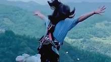 重庆一美女体验蹦极，不听劝阻后发生意外，网友：拿命在玩！
