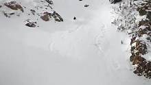 再牛的滑雪大神也怕雪崩！！！#极限运动 #惊险刺激 #玩的就是心跳 #尾崎八项 #滑雪