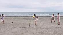 日本综艺太会玩：小姐姐雨衣沙滩排球，没想到也可以如此精彩！ #日本综艺 #比基尼泳装 #日本姐妹花 