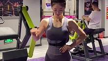 空有一身泡妞的肌肉，自己却是个妞#撸铁女孩 #毫无训练痕迹 #健身