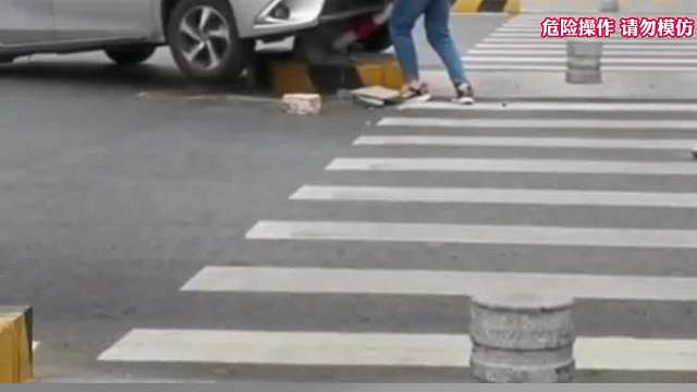 不该笑的开车遭遇名场面，司机想说宝宝太难了，遵守交规安全行车