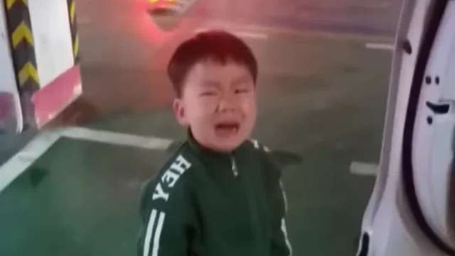 男孩嫌弃自家保时捷太丑，不愿坐车去上学