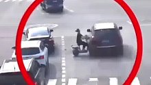 女子骑车闯红灯还看手机，不慎被行驶车辆撞翻！